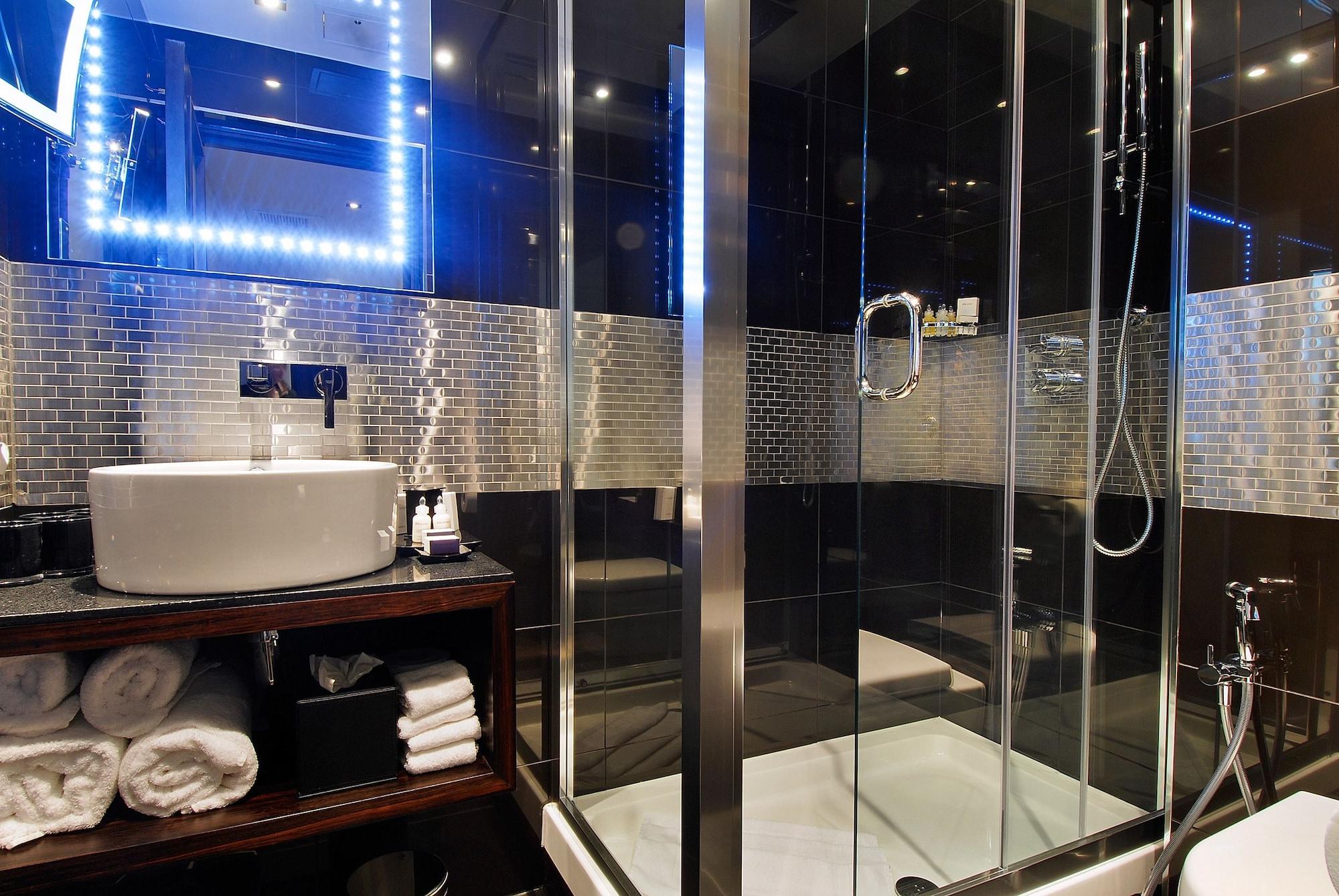 Park Grand Mayfair Лондон Экстерьер фото A shower cubicle