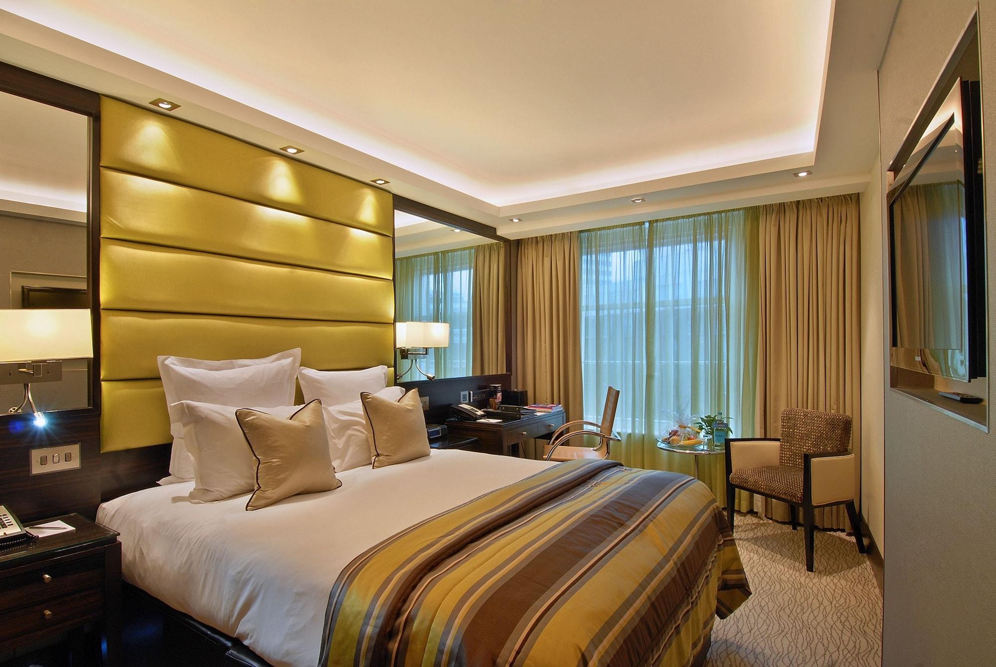 Park Grand Mayfair Лондон Экстерьер фото A bedroom at the InterContinental London The O2