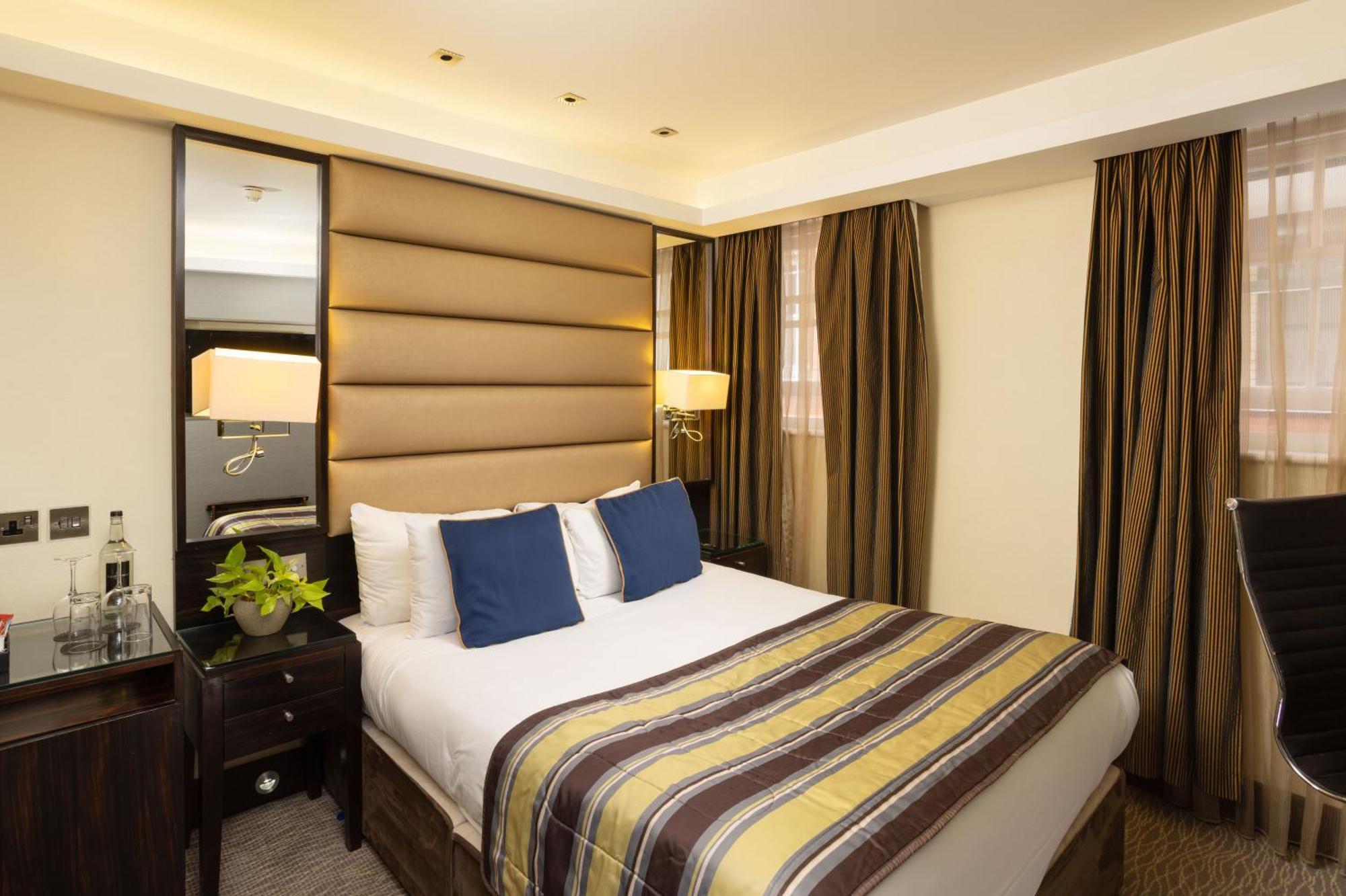 Park Grand Mayfair Лондон Экстерьер фото A bedroom at the hotel