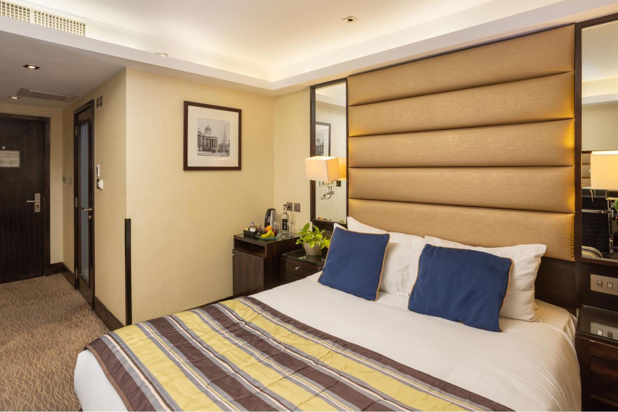 Park Grand Mayfair Лондон Экстерьер фото A room at the hotel
