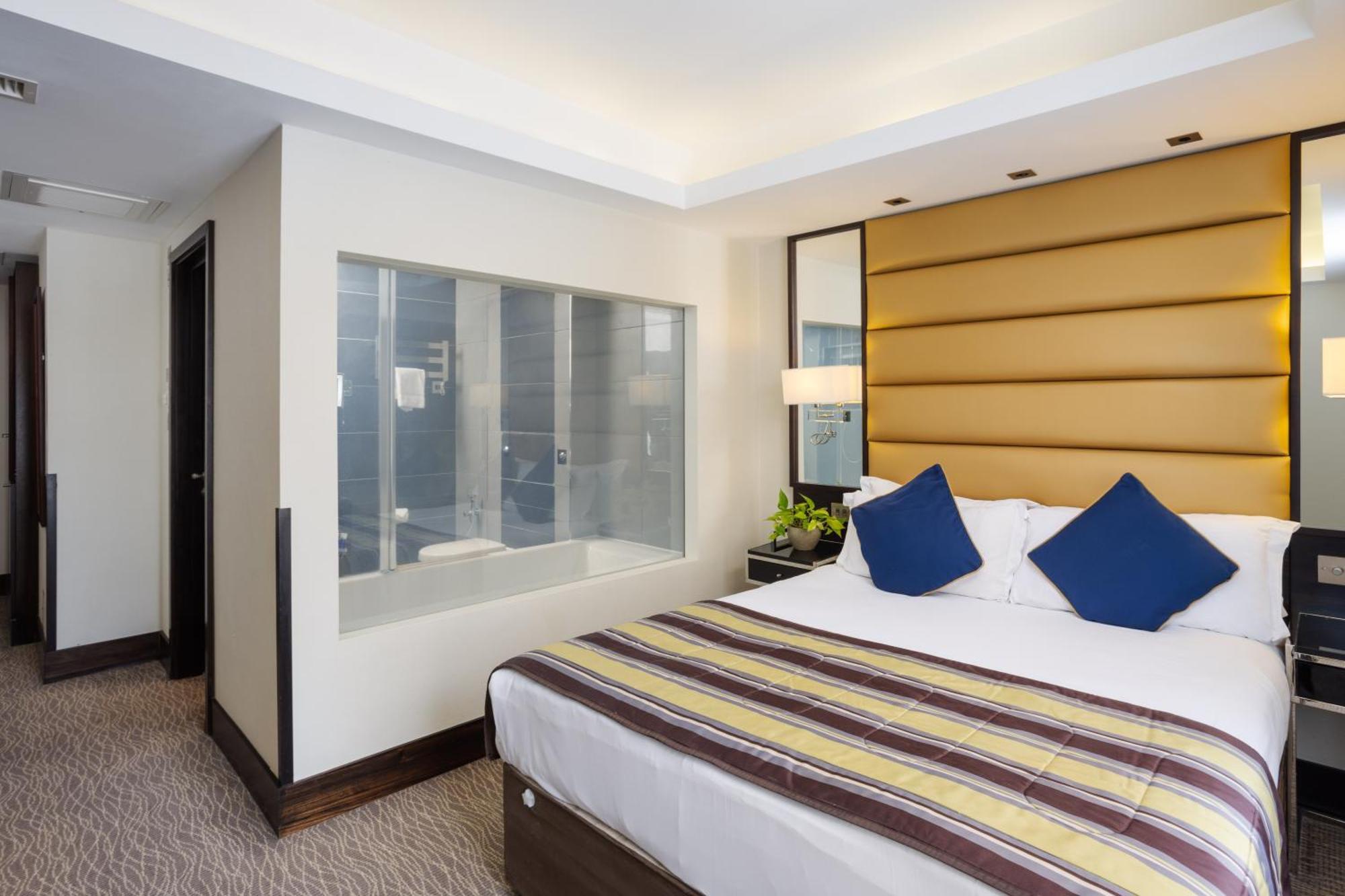 Park Grand Mayfair Лондон Экстерьер фото A bedroom at the hotel