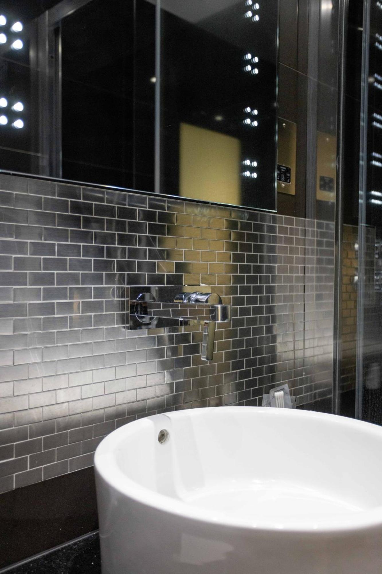 Park Grand Mayfair Лондон Экстерьер фото Subway tiles in a shower