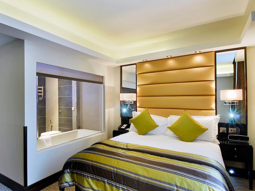 Park Grand Mayfair Лондон Экстерьер фото A bedroom at the Hilton London West End