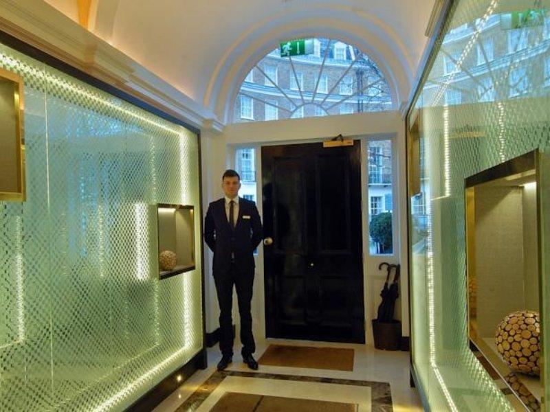 Park Grand Mayfair Лондон Экстерьер фото The entrance to the hotel