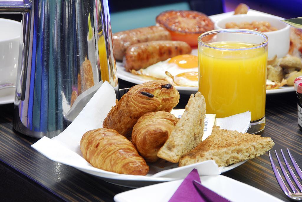 Park Grand Mayfair Лондон Экстерьер фото A continental breakfast