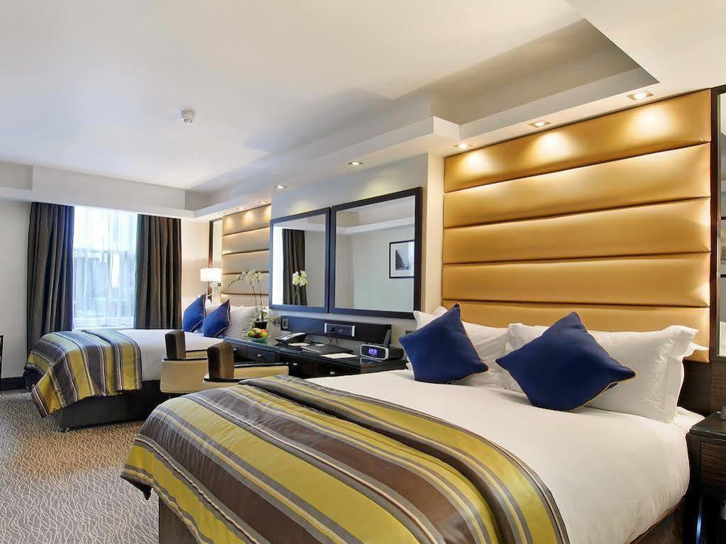 Park Grand Mayfair Лондон Экстерьер фото A bedroom at the Hilton London Paddington