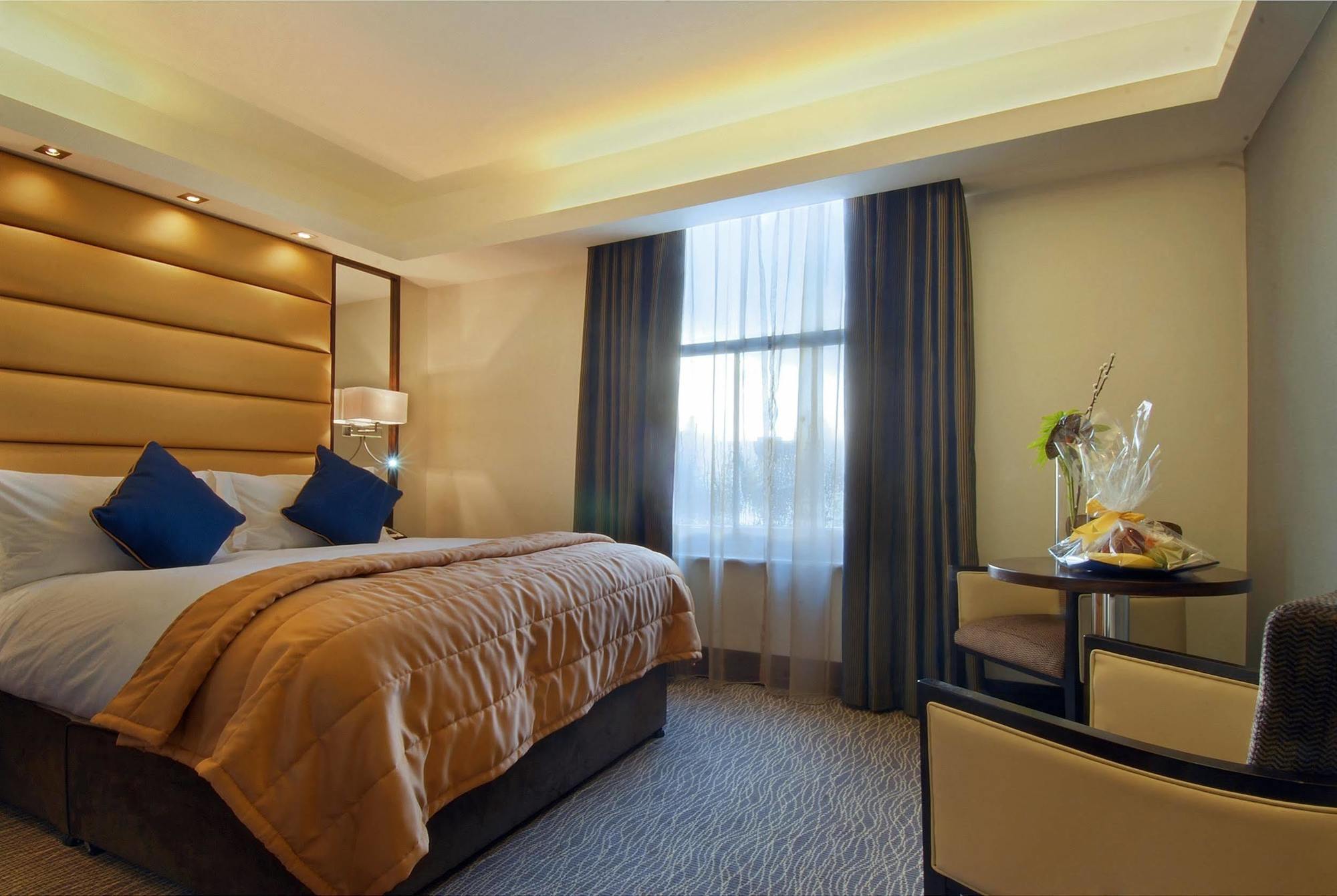 Park Grand Mayfair Лондон Экстерьер фото A bedroom at the hotel