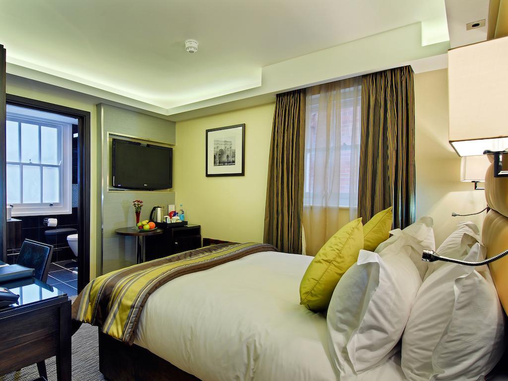 Park Grand Mayfair Лондон Экстерьер фото A bedroom at the hotel