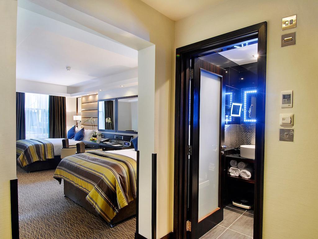 Park Grand Mayfair Лондон Экстерьер фото A room at the Hilton London West End