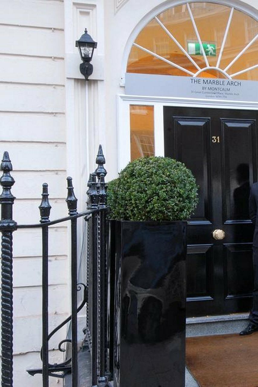 Park Grand Mayfair Лондон Экстерьер фото The door of 31 Savile Row, the home of the Beatles