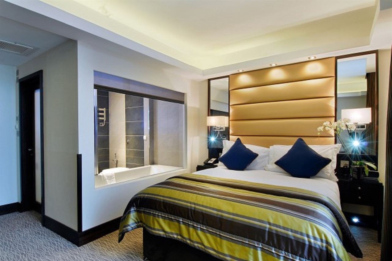 Park Grand Mayfair Лондон Экстерьер фото A bedroom at the InterContinental London The O2
