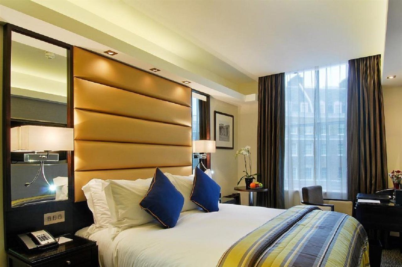 Park Grand Mayfair Лондон Экстерьер фото A bedroom at the hotel