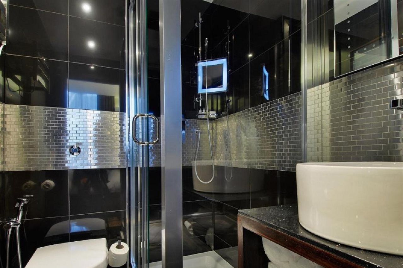 Park Grand Mayfair Лондон Экстерьер фото A shower enclosure