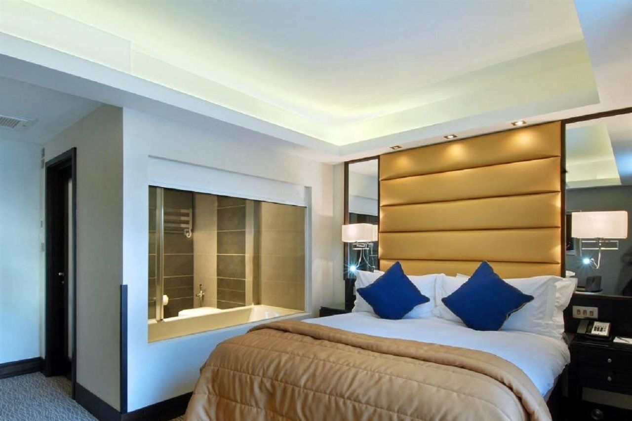 Park Grand Mayfair Лондон Экстерьер фото A bedroom at the hotel